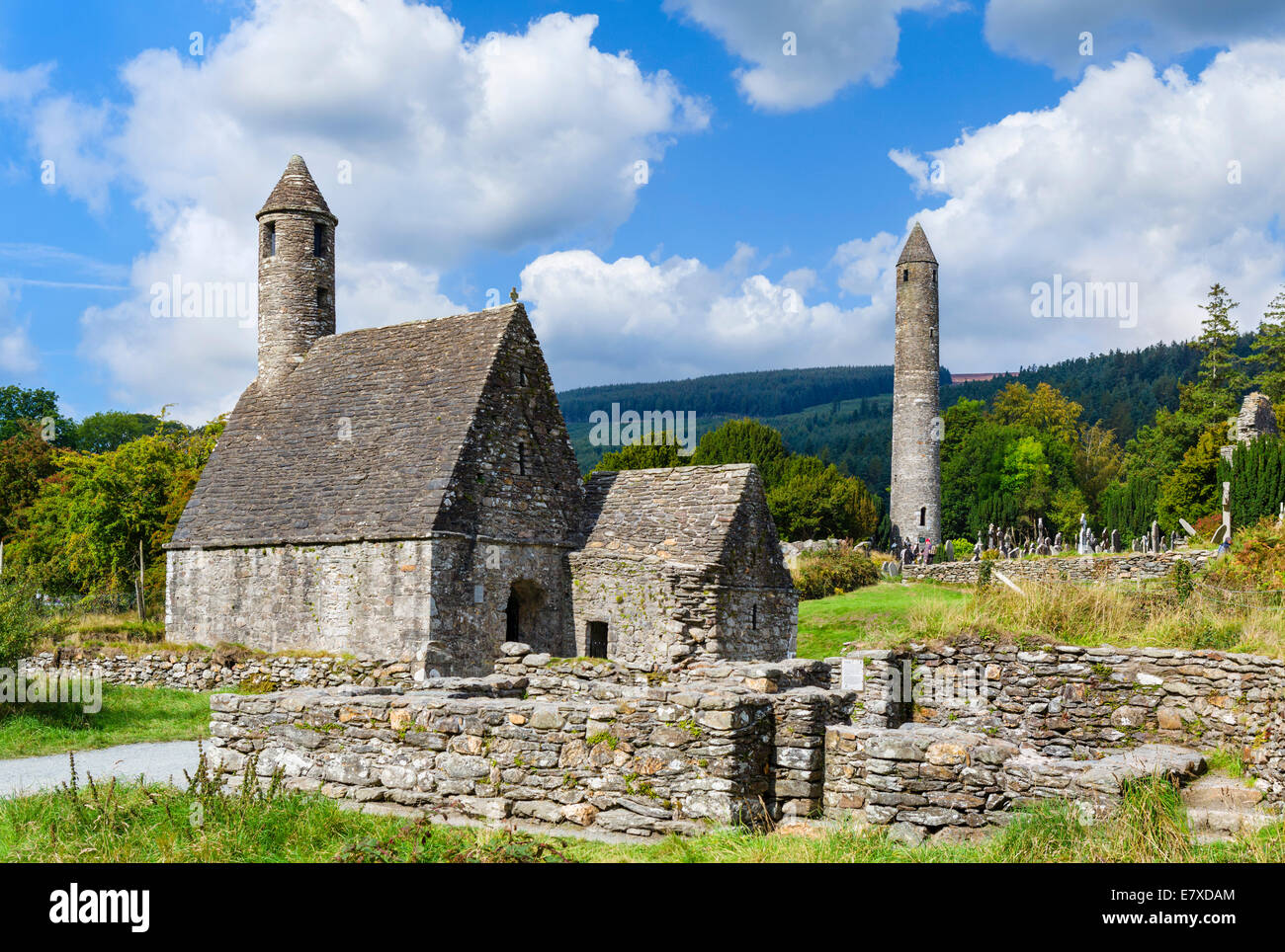 St. Kevin-Kirche und der Rundturm in der alten Klostersiedlung Glendalough, County Wicklow, Irland Stockfoto