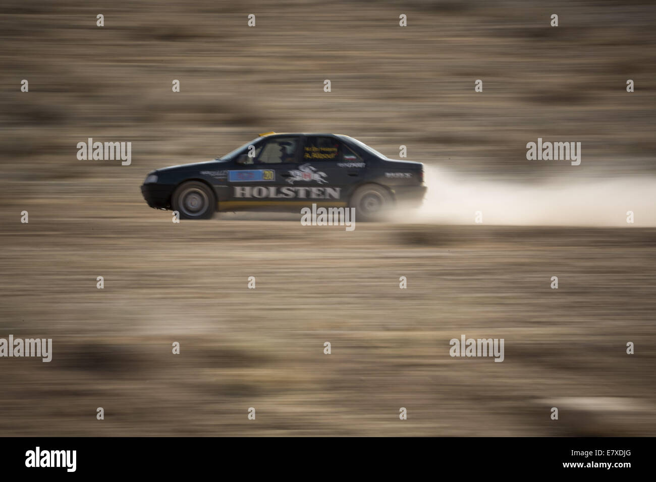 Teheran, Iran. 25. Sep, 2014. 25. September 2014 - Teheran - iranischer Rallyefahrer MILAD GHASEMZADEH HATAMI treibt seinen Peugeot 405 während der 2014-Nahost-Rallye-Meisterschaft in der Nähe der Stadt von Shiraz in Fars Provinz etwa 900 Meilen (559) südlich von Teheran. Morteza Nikoubazl/ZUMAPRESS Credit: Morteza Nikoubazl/ZUMA Draht/Alamy Live-Nachrichten Stockfoto