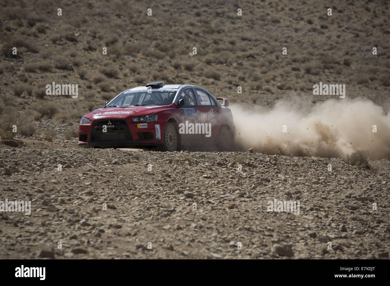 Teheran, Iran. 25. Sep, 2014. 25. September 2014 - Teheran - libanesischen Rallye-Fahrer ROGER FEGHALI treibt seinen Mitsubishi Evo X während der 2014-Nahost-Rallye-Meisterschaft in der Nähe der Stadt von Shiraz in Fars Provinz etwa 900 Meilen (559) südlich von Teheran. Morteza Nikoubazl/ZUMAPRESS Credit: Morteza Nikoubazl/ZUMA Draht/Alamy Live-Nachrichten Stockfoto