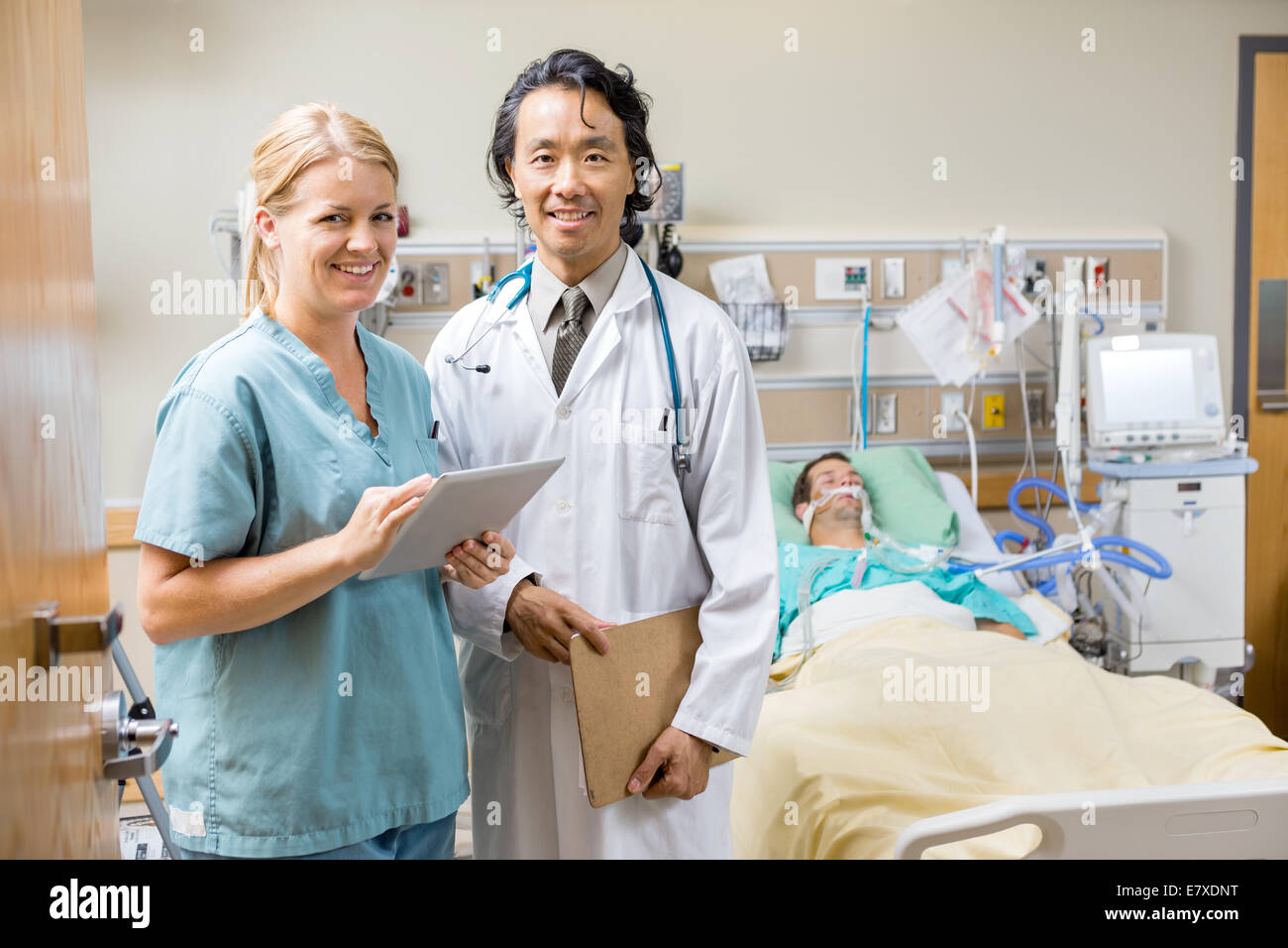 Porträt von glücklich Krankenschwester und Arzt Prüfung Bericht des Patienten im Krankenhaus Stockfoto
