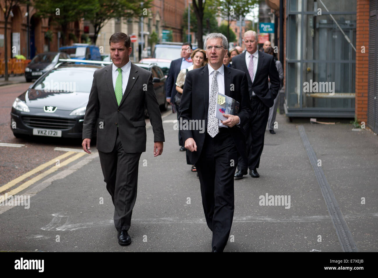 Belfast, Nordirland. 25. September 2014. Bürgermeister von Boston, Martin J Walsh und Ex-Oberbürgermeister von Belfast Máirtín Ó Muilleoir Freiheit die sie besuchten. Es war Teil des Bürgermeisters Walsh 10-tägigen Besuch in Irland Stockfoto