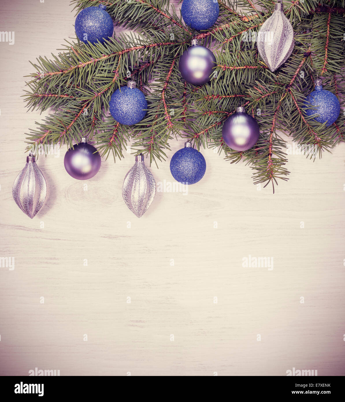 Vintage Weihnachten Hintergrund, Dekoration auf einem weißen Holzbrett. Stockfoto