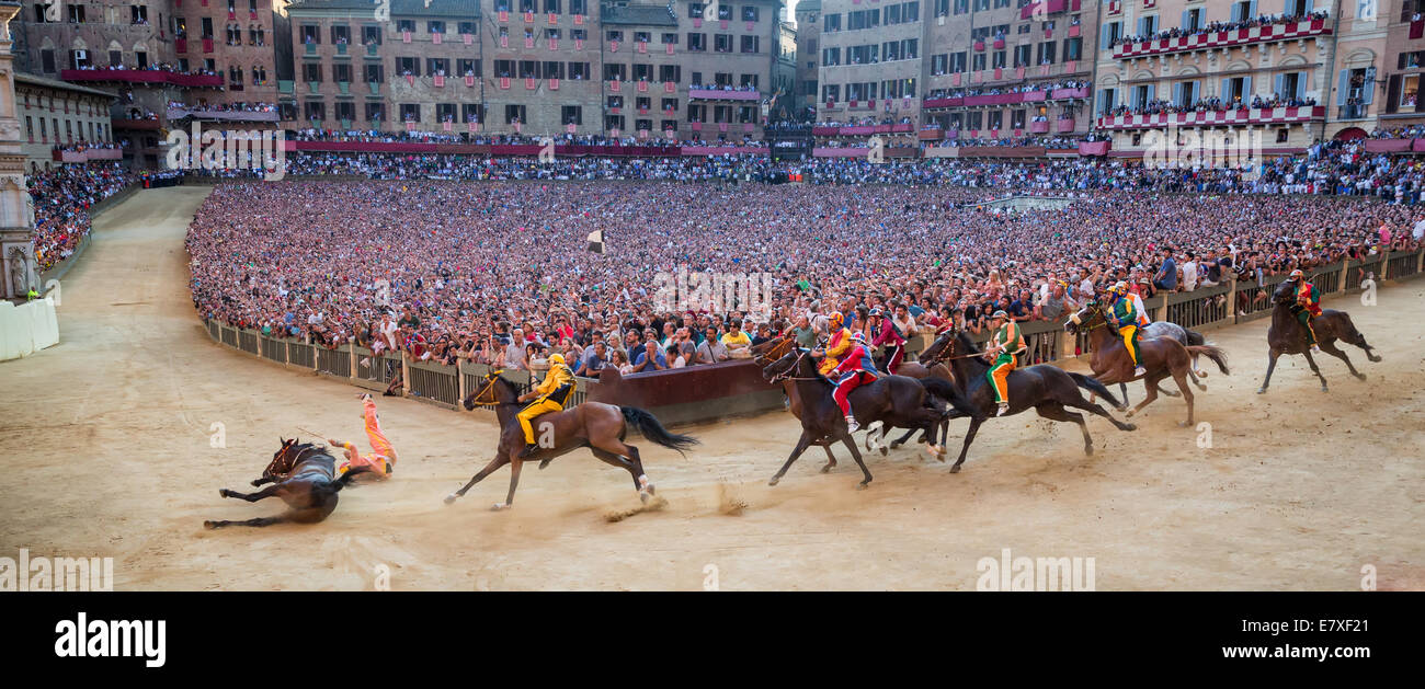 Das Palio di Siena Pferderennen auf der Piazza del Campo in Siena, Toskana, Italien Stockfoto