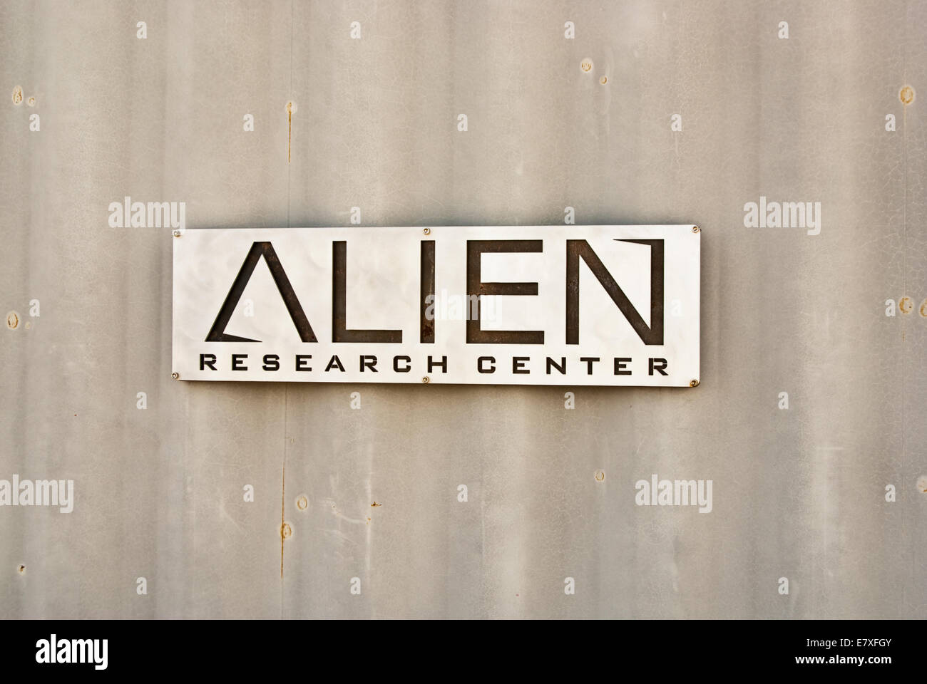Fremde Zeichen auf Extraterrestrial Highway in der Wüste von Nevada Stockfoto
