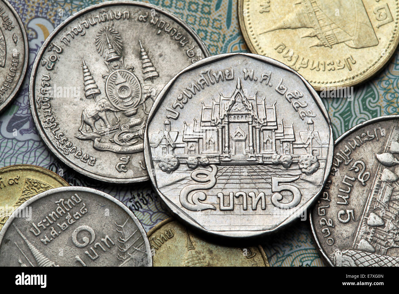 Münzen von Thailand. Wat Benchamabophit oder Marmor-Tempel in Bangkok, Thailand, in Thai fünf Baht-Münze abgebildet. Stockfoto