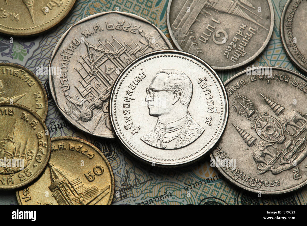 Thailändische baht münzen -Fotos und -Bildmaterial in hoher Auflösung ...