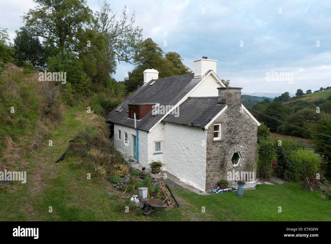Frisch gestrichene Haus in ländlichen Landschaft Carmarthenshire Wales, UK KATHY DEWITT Stockfoto