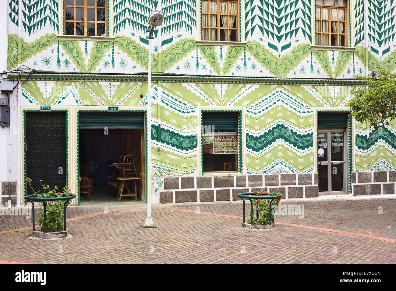 Gebäude gemalt mit grün Muster im Touristenzentrum La Mariscal in Quito, Ecuador Stockfoto