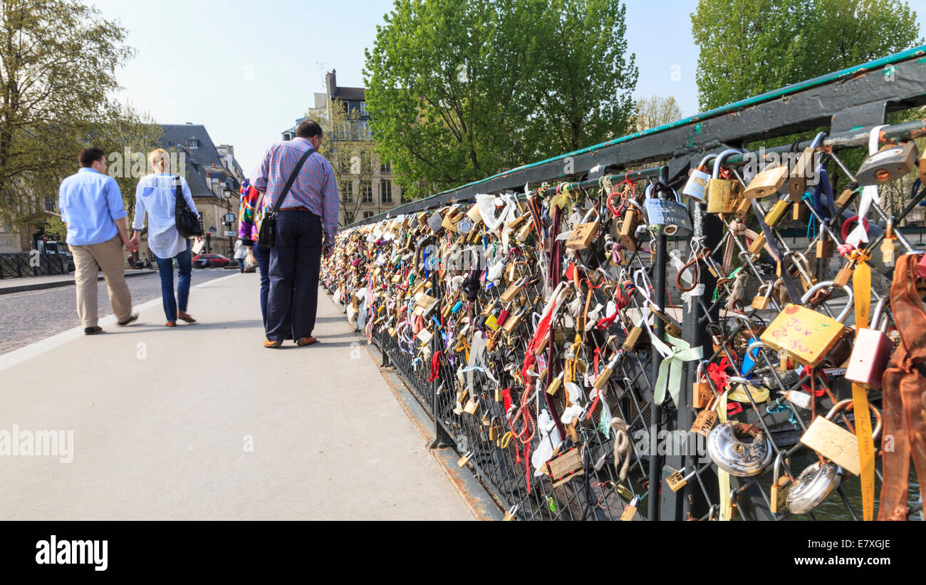 Liebesschlösser auf der Pont de l'Archeveche in der Nähe von Notre Dame, Paris Stockfoto