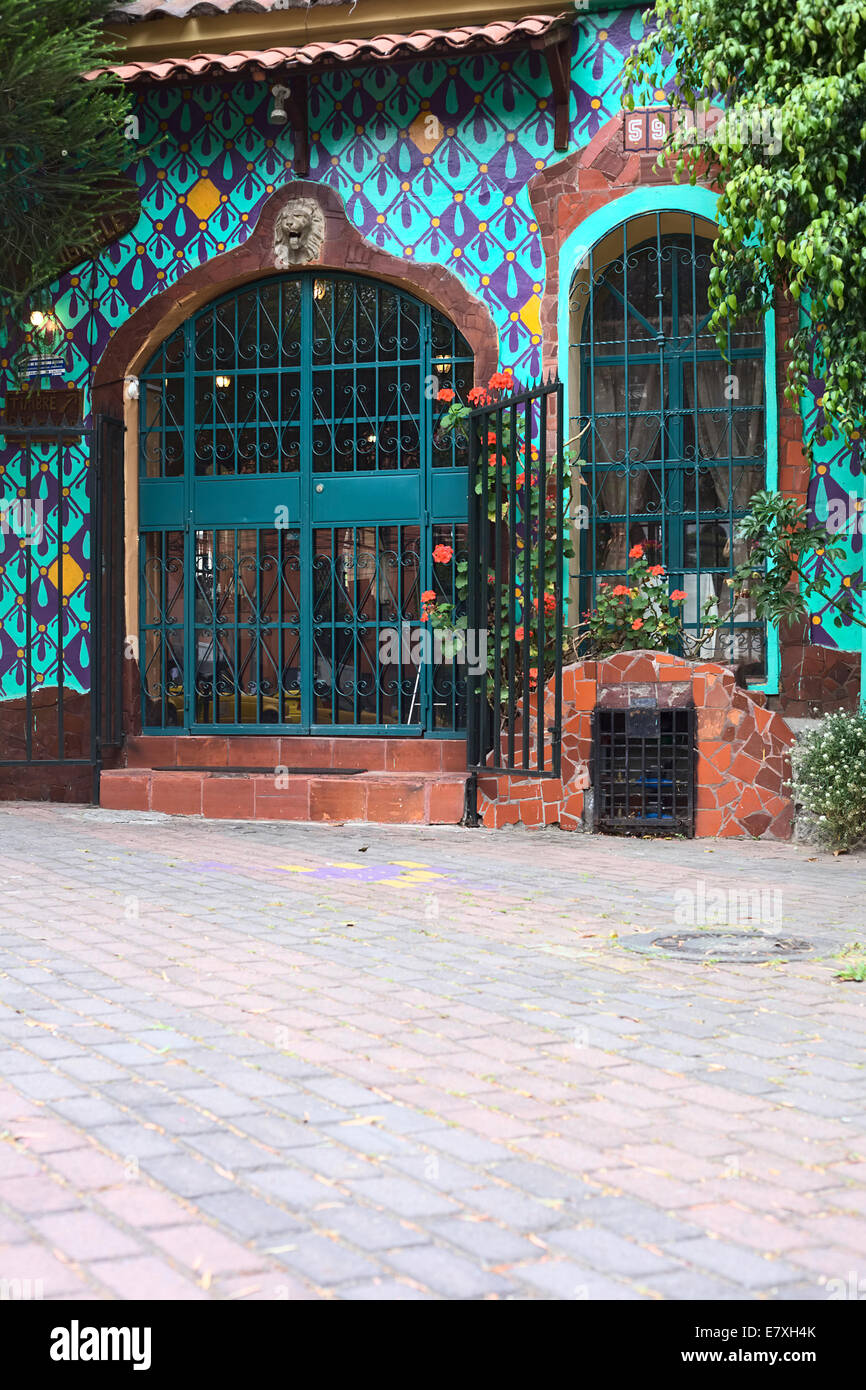 Der Eingang des Restaurants Le Petit Pigalle im Touristenzentrum La Mariscal in Quito, Ecuador Stockfoto
