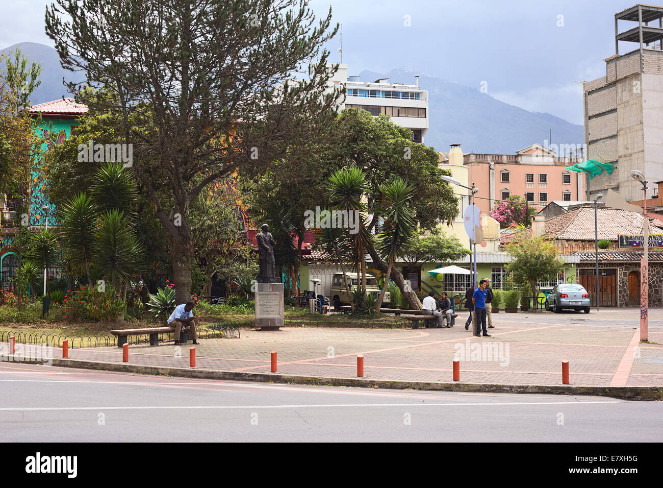 Kleiner Platz mit einer Statue an der Kreuzung der Straßen 9 de Octubre und Jeronimo AAS in Quito, Ecuador Stockfoto