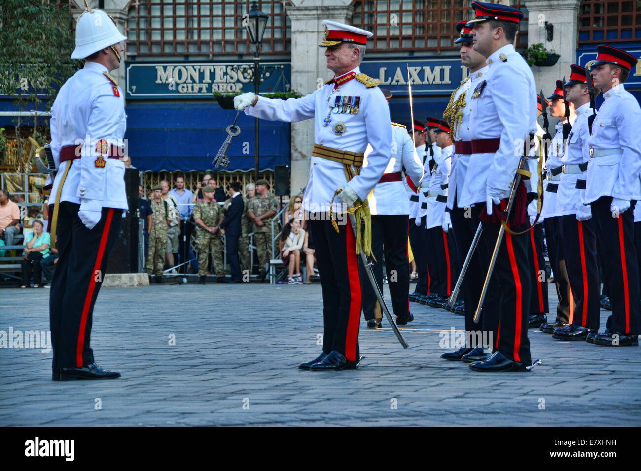 Kasematten Square, Gibraltar. 25. September 2014.  Eine jährliche Militärparade replizieren der vergangenen Tradition der Schlüssel-Zeremonie fand in Kasematten Square, Gibraltar statt. Govornor Sir Dutton den Vorsitz über die Ereignisse, in denen das königliche Gibraltar Regiment erlassen eine Zeremonie stammt aus der Frühzeit der britischen Colonia in Gibraltar als die Stadttore jeden Abend geschlossen wurden. Bildnachweis: Stephen Ignacio/Alamy Live-Nachrichten Stockfoto