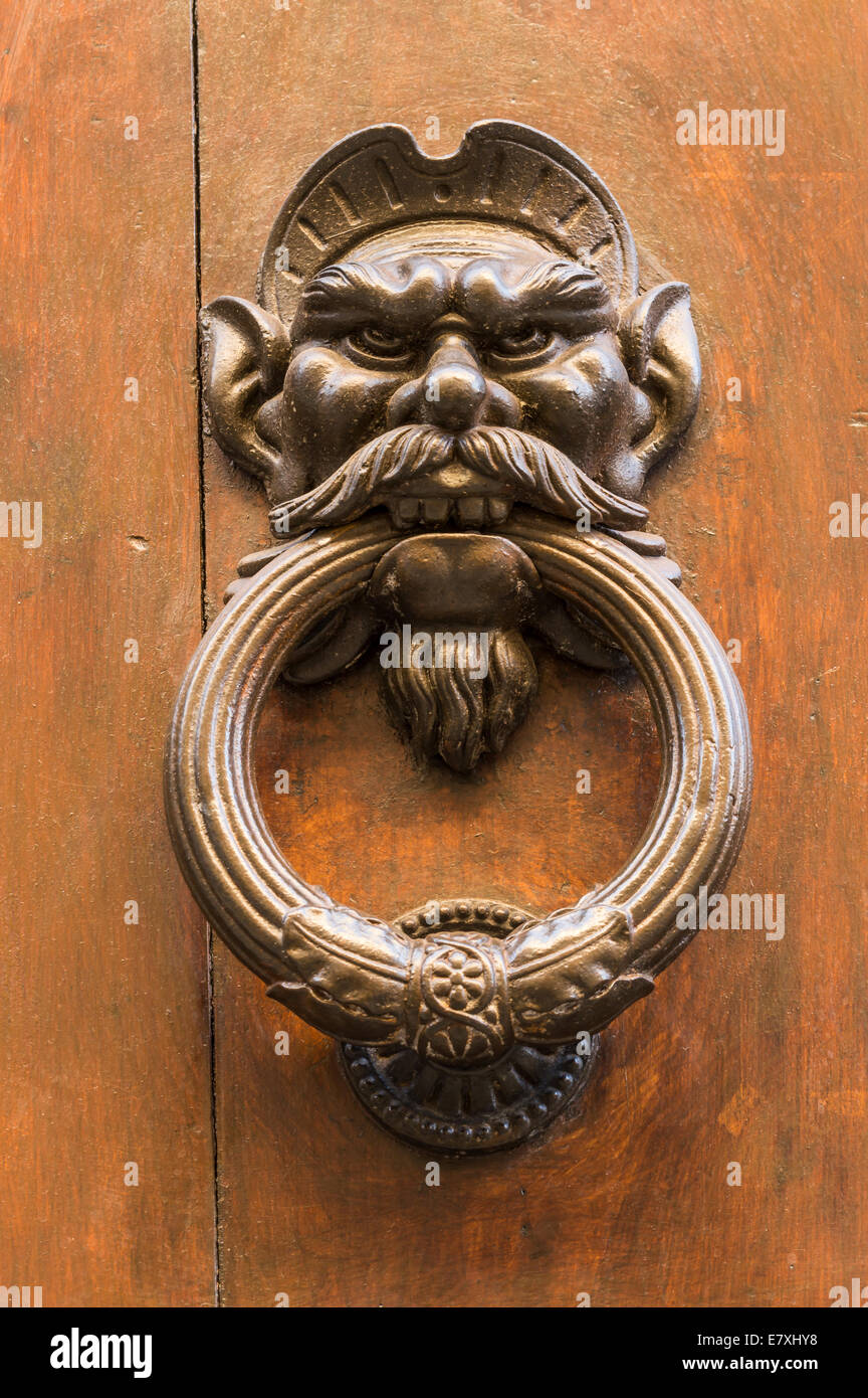 Klopfer in der Form der Kopf eines Mannes mit einem Schnurrbart. Arezzo, Toskana, Italien Stockfoto