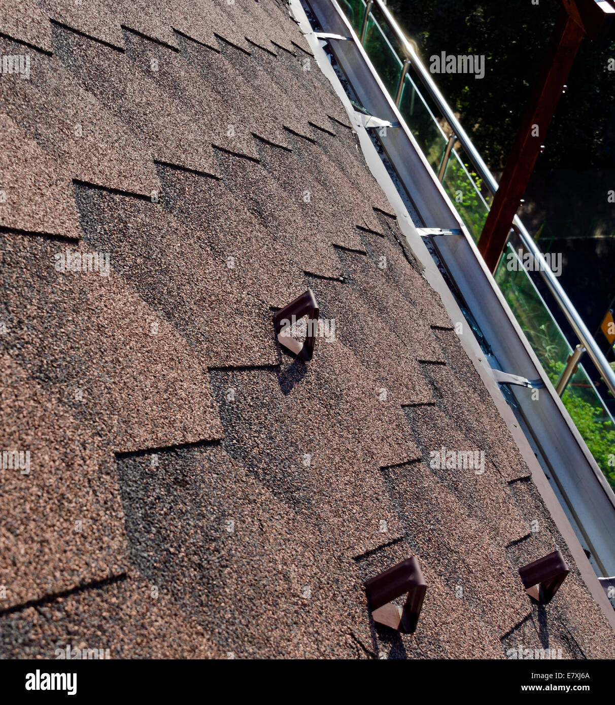 Fragment der Dachkonstruktion auf das Gebäude mit Eisen Krampf für Retain Schnee, Bulgarien Stockfoto