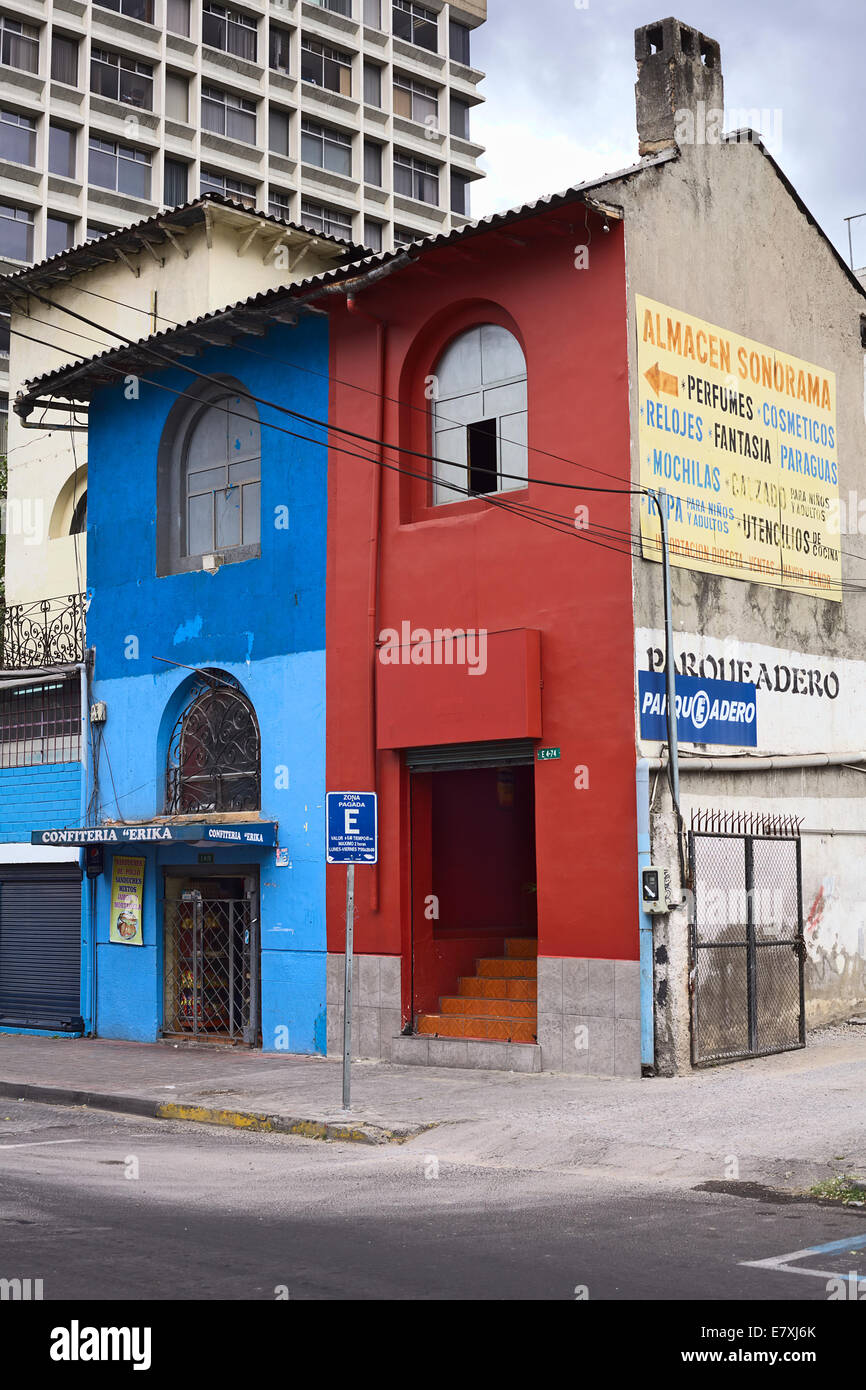 Blau und rot bemalten Gebäude neben einem öffentlichen Parkplatz ulica Jeronimo AAS in La Mariscal, Quito, Ecuador Stockfoto