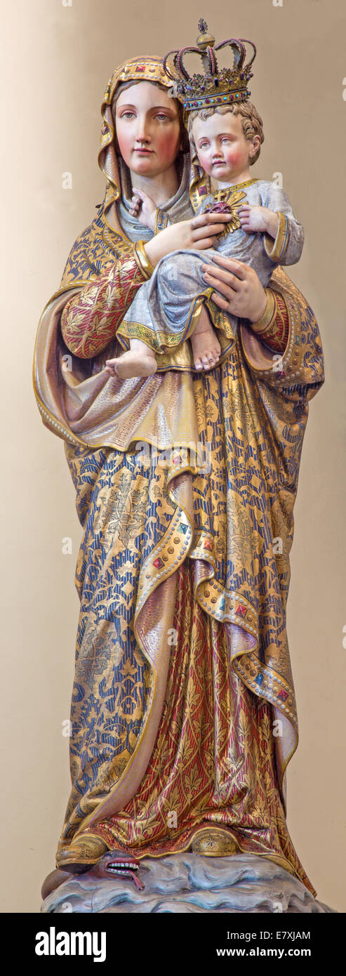 Brügge, Belgien - 13. Juni 2014: Die geschnitzten und polychrome Statue der Madonna in st. Giles (Sint Gilliskerk) vom 19. Jhdt. Stockfoto