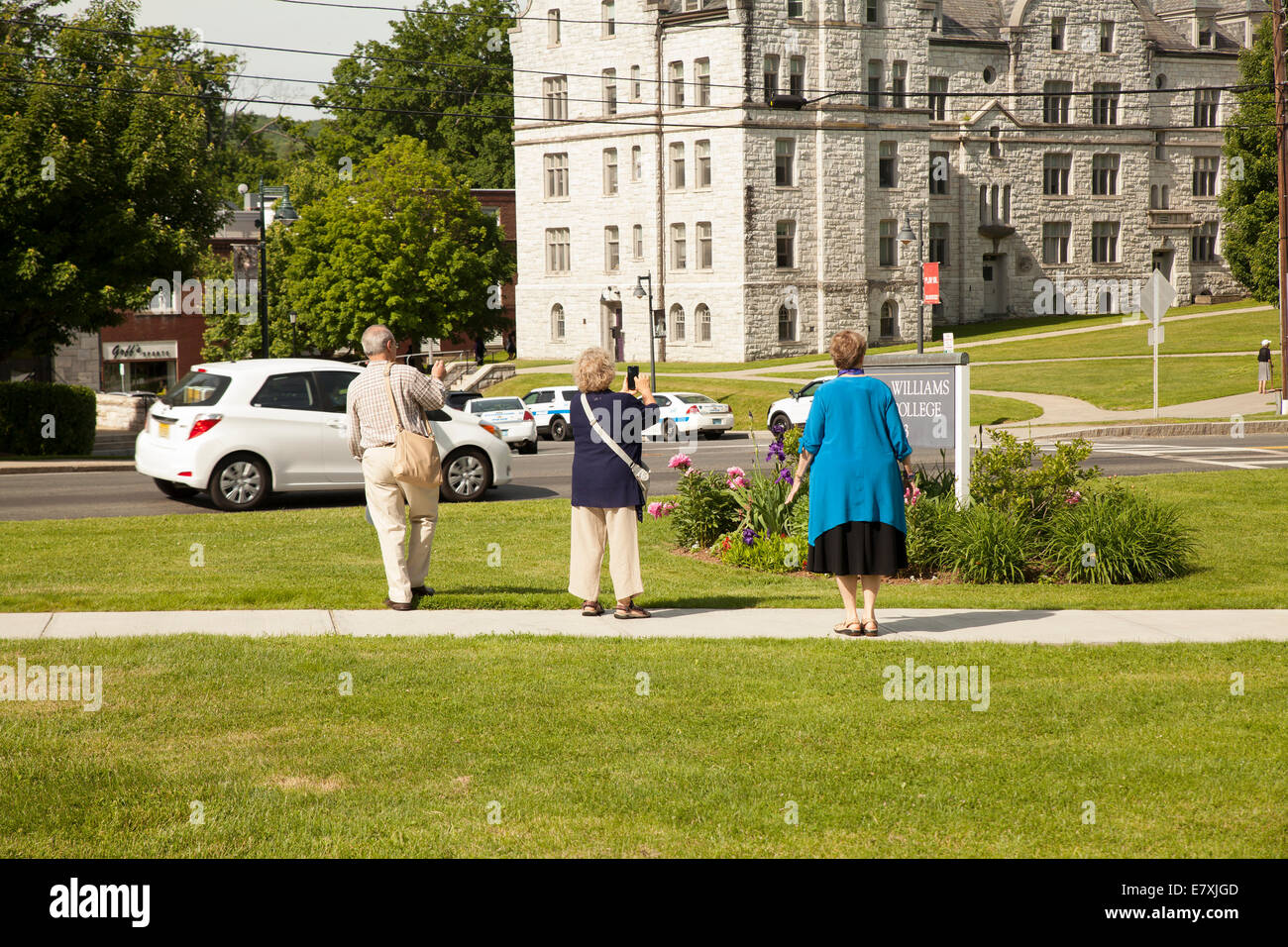 Familienmitgliedern fotografieren Zeichens William College Abschlussfeiern in Williamstown, Massachusetts vor. Stockfoto