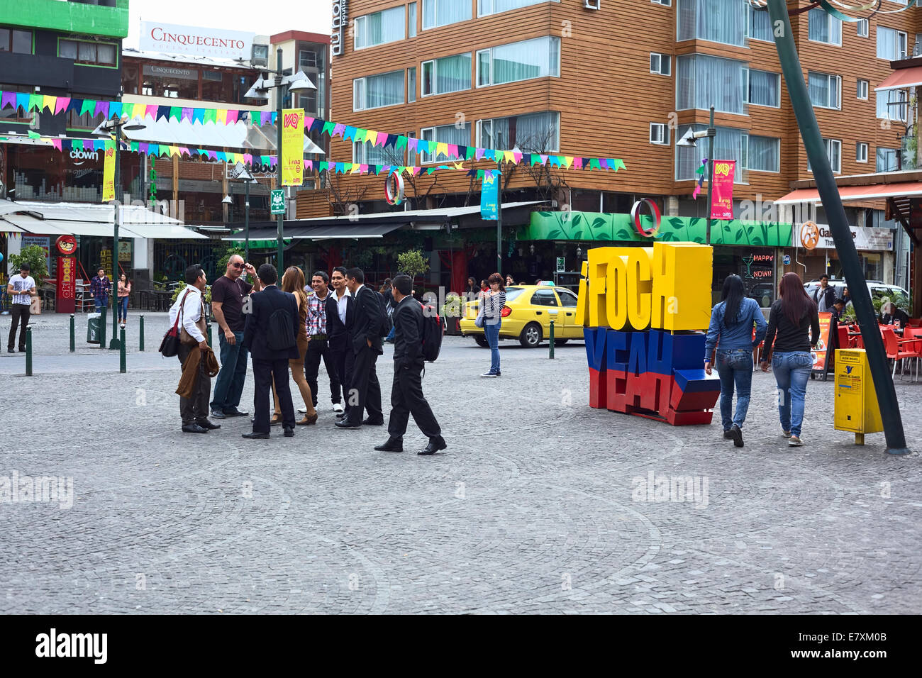 Unbekannte Menschen stehen auf Plaza Foch neben dem Foch-ja! Melden Sie sich an den touristischen Bezirk La Mariscal in Quito, Ecuador Stockfoto