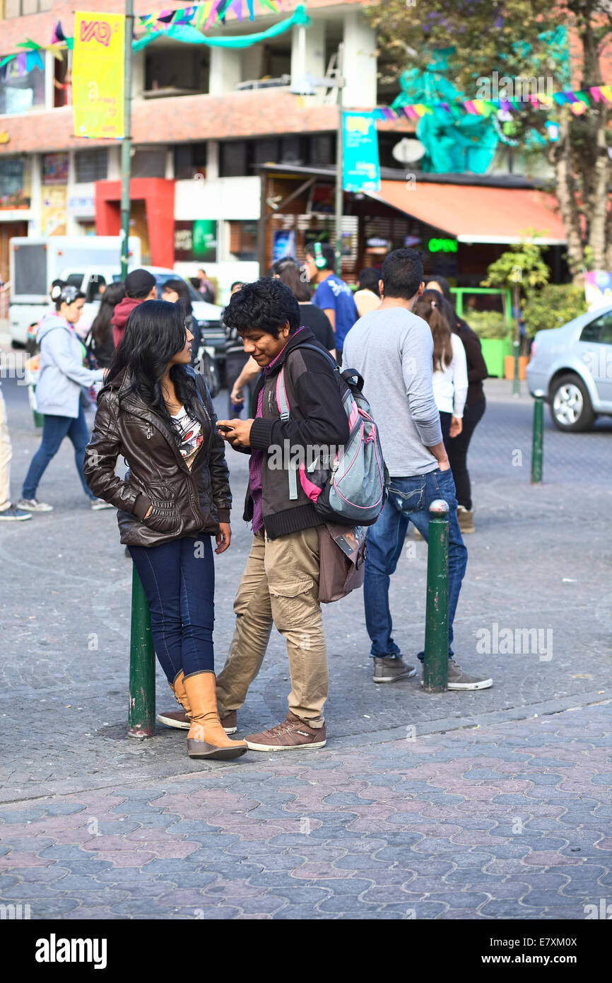 Nicht identifizierte junge Menschen stehen auf Plaza Foch in den touristischen Bezirk La Mariscal in Quito, Ecuador Stockfoto