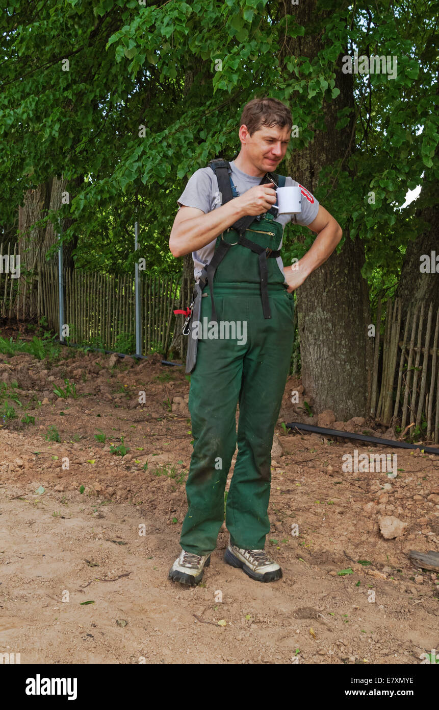 Arbeiten Sie in der Casa Rural. Herstellung von einem Zaun und Tor aus Eisen. Entspannen Sie bei einer Tasse Kaffee. Stockfoto