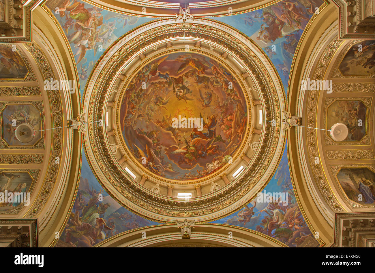 BERGAMO, Italien - 8. September 2014: Die Kuppel der Kirche Santa Maria Immacolata Delle Grazie mit Frosco "Herrlichkeit Mariens" Stockfoto