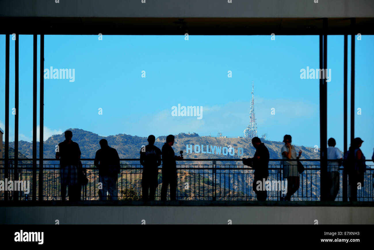 Los Angeles, CA - 18. Mai: Touristen und Hollywood unterzeichnen am 18. Mai 2014 in Los Angeles. Die Heimat des weltweit berühmten Filmindustrie entwickelte begann als eine kleine Gemeinde, Stockfoto