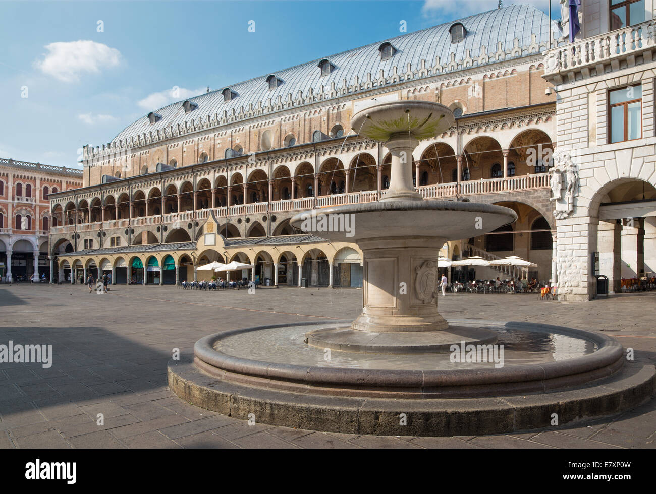 PADUA, Italien - 8. September 2014: Piazza Delle Erbe in der Abenddämmerung und Palazzo Ragione. Stockfoto