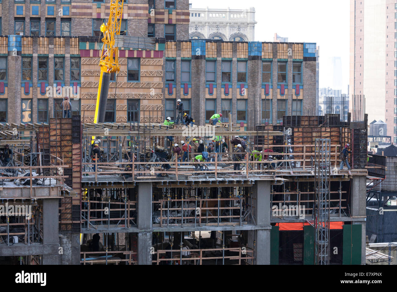 Hochhaus Baustelle mit Handwerkern Stockfoto