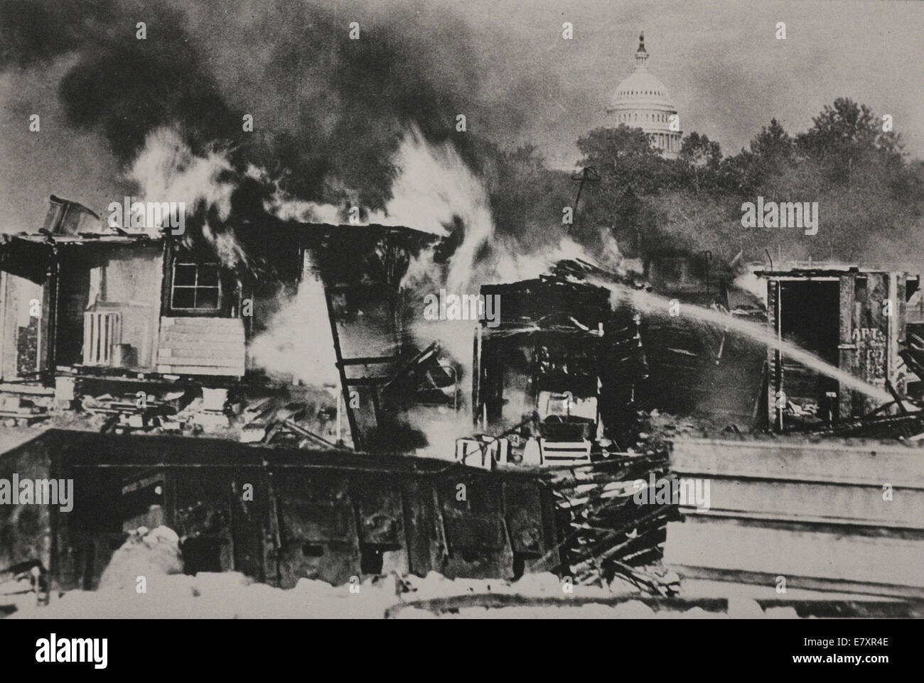 Hütten, dass Mitglieder der Bonus Armee errichtet auf den Anacostia Flats brennen nach der Konfrontation mit dem Militär. Bonus März 1932 Stockfoto