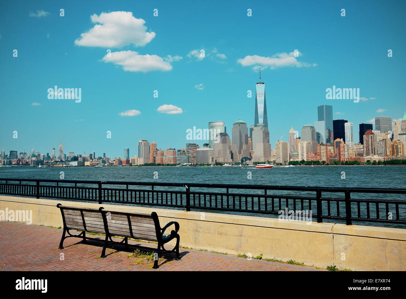 Manhattan Skyline Innenstadt mit städtischen Hochhäusern über Fluss im Park. Stockfoto