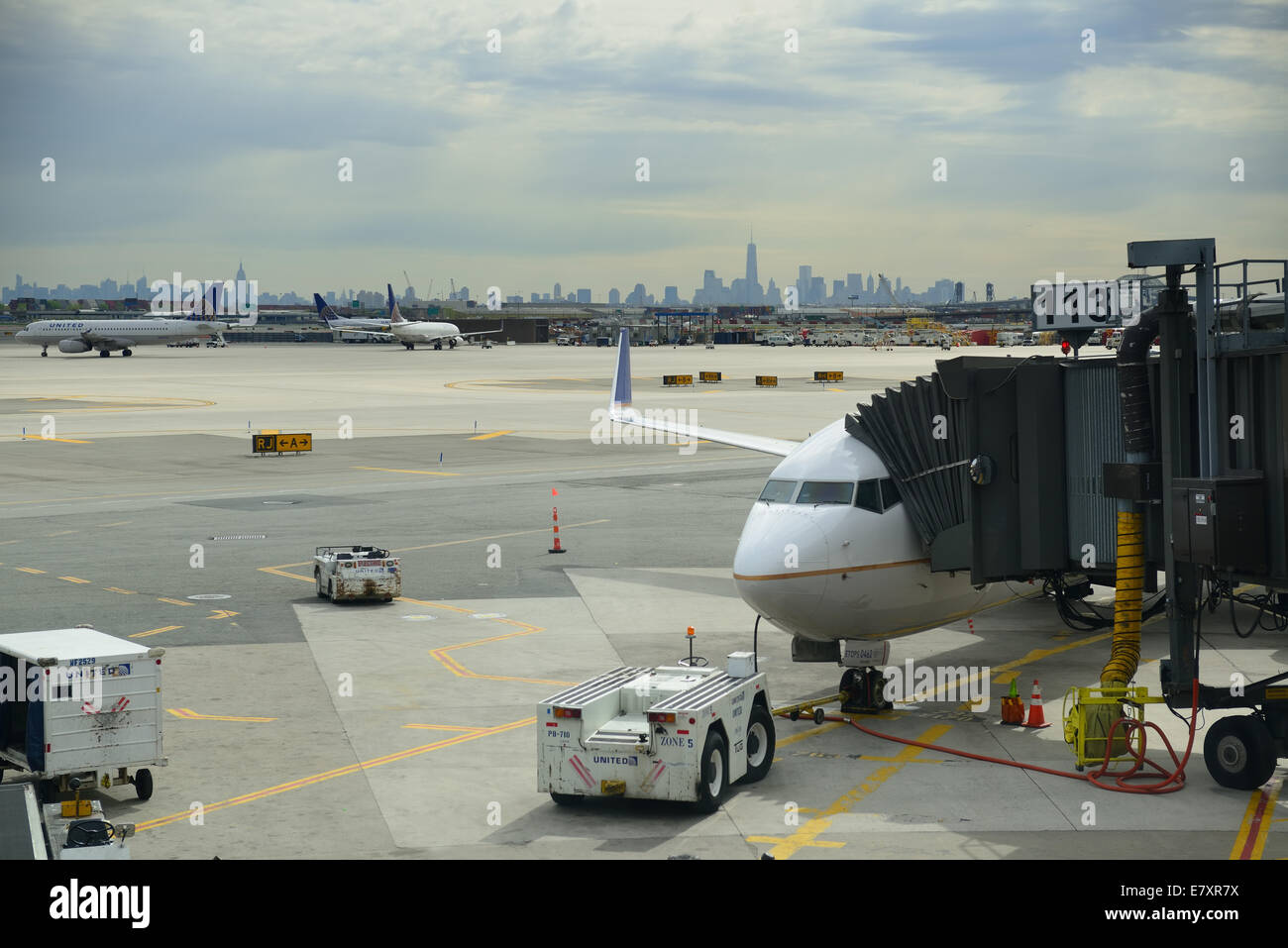 NEWARK, NJ - 11.Mai: Flugzeug am Flughafen mit Skyline von New York City am 11. Mai 2014 in Newark, New Jersey. Flughafen Newark ist 10. verkehrsreichsten in USA Stockfoto