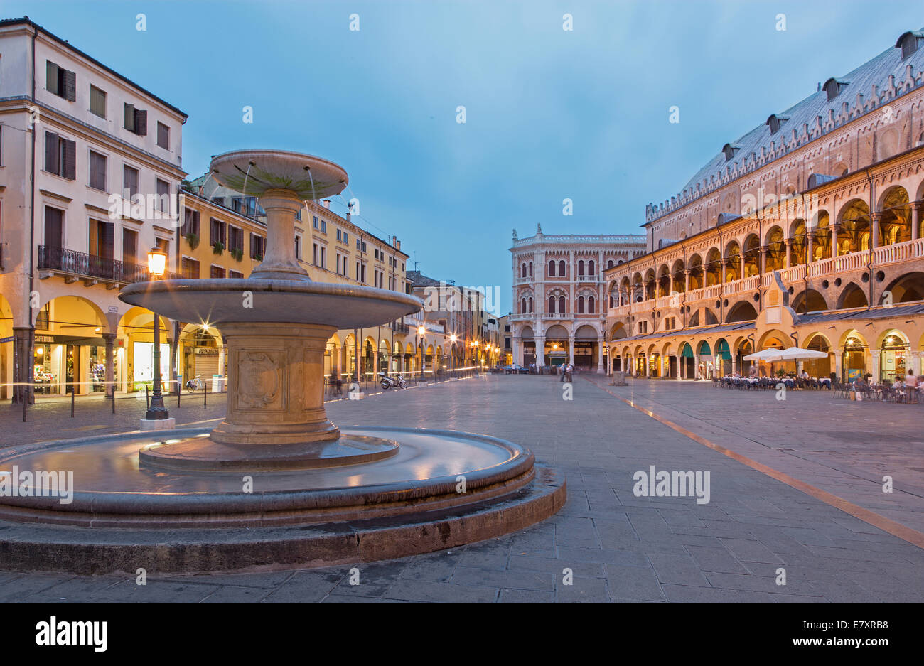 PADUA, Italien - 9. September 2014: Piazza Delle Erbe in der Abenddämmerung und Palazzo Ragione. Stockfoto