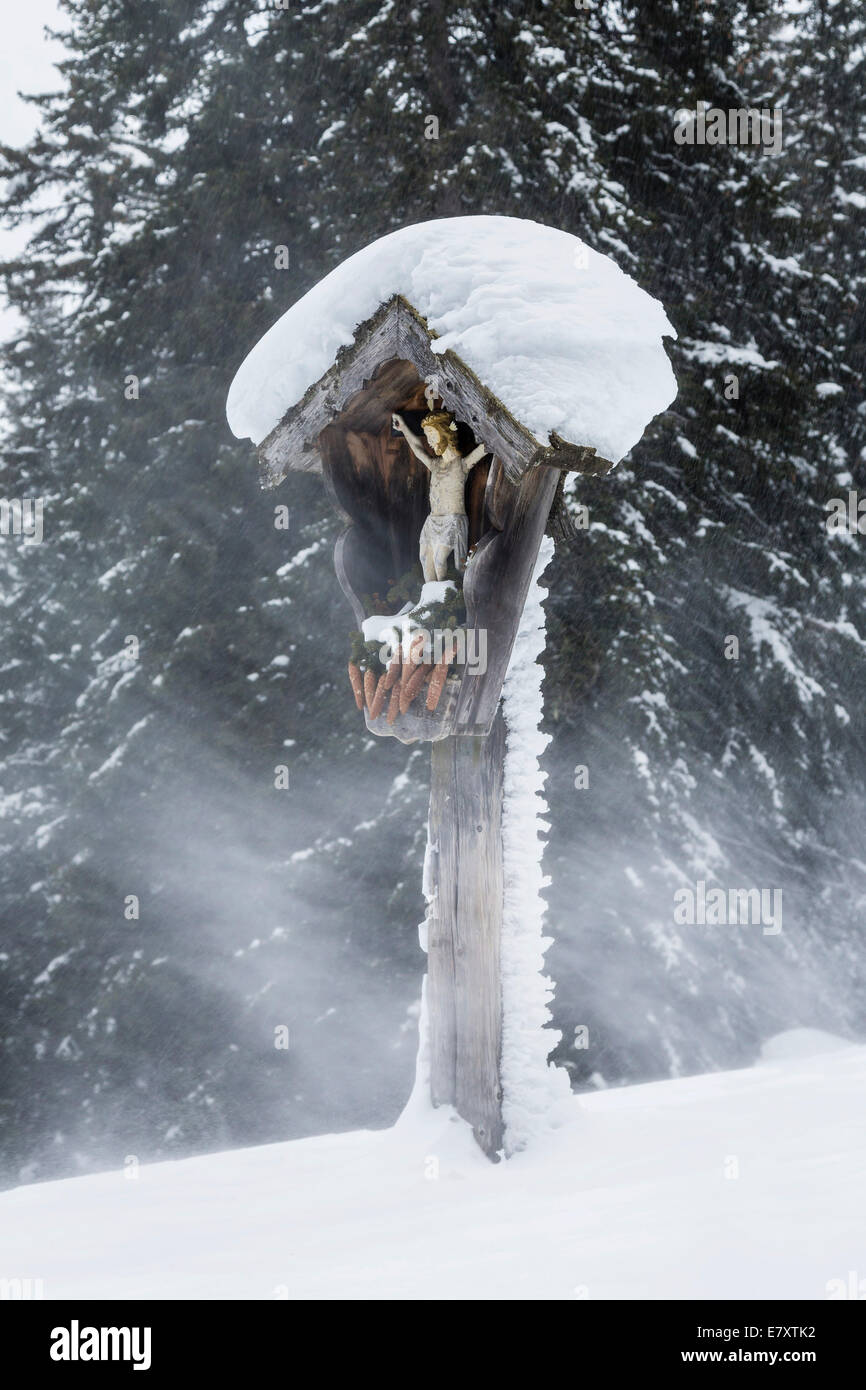 Bildstock während eines Schneesturms, Obernberg am Brenner, Tirol, Österreich Stockfoto