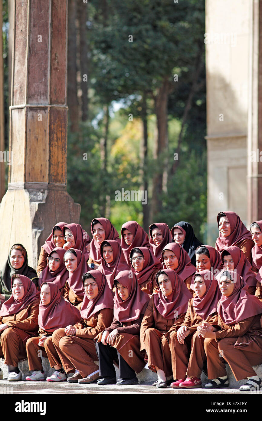 Iranische Mädchen posieren für ein Klasse Foto Uniformen, behinderte Mädchen und Frauen, Chehel-Sotun-Palast-Garten, Isfahan Stockfoto