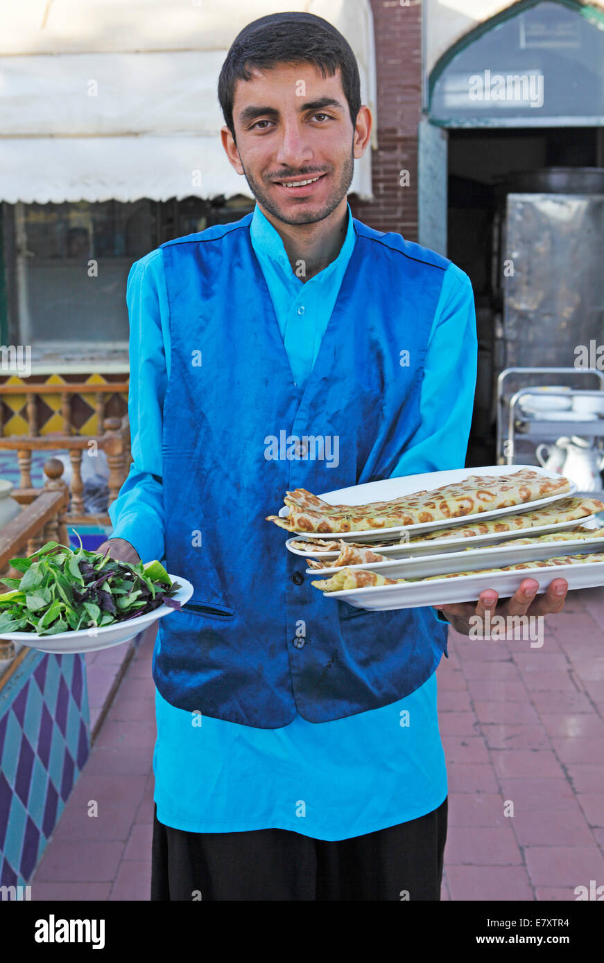 Kellner mit Brot und Salat in einem traditionellen Restaurant, Bazar, Isfahan, Provinz Isfahan, Persien, Iran Stockfoto