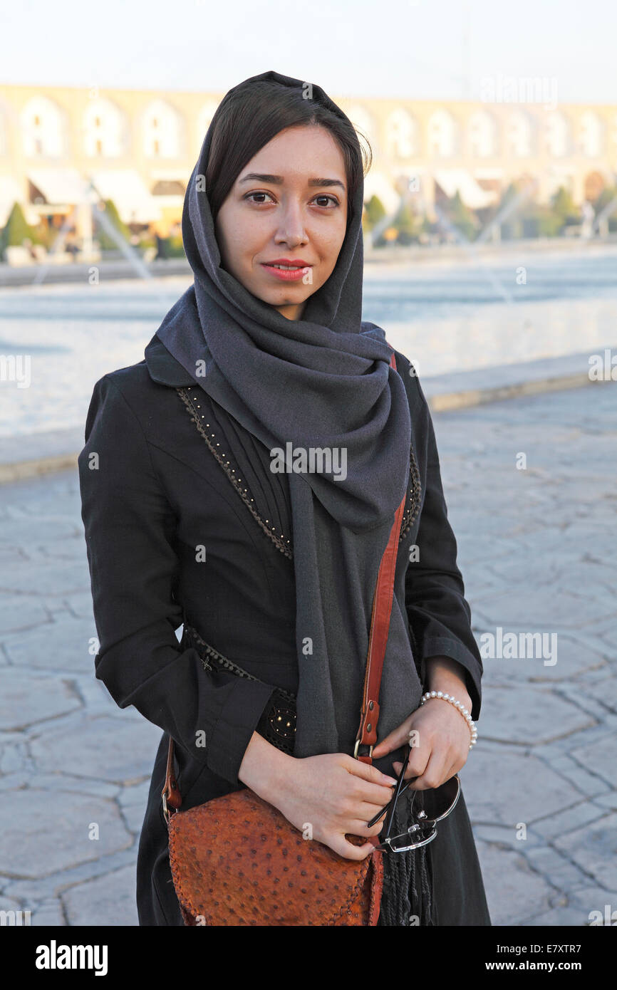 Iranische Frau trägt ein Kopftuch, Isfahan, Provinz Isfahan, Persien, Iran  Stockfotografie - Alamy