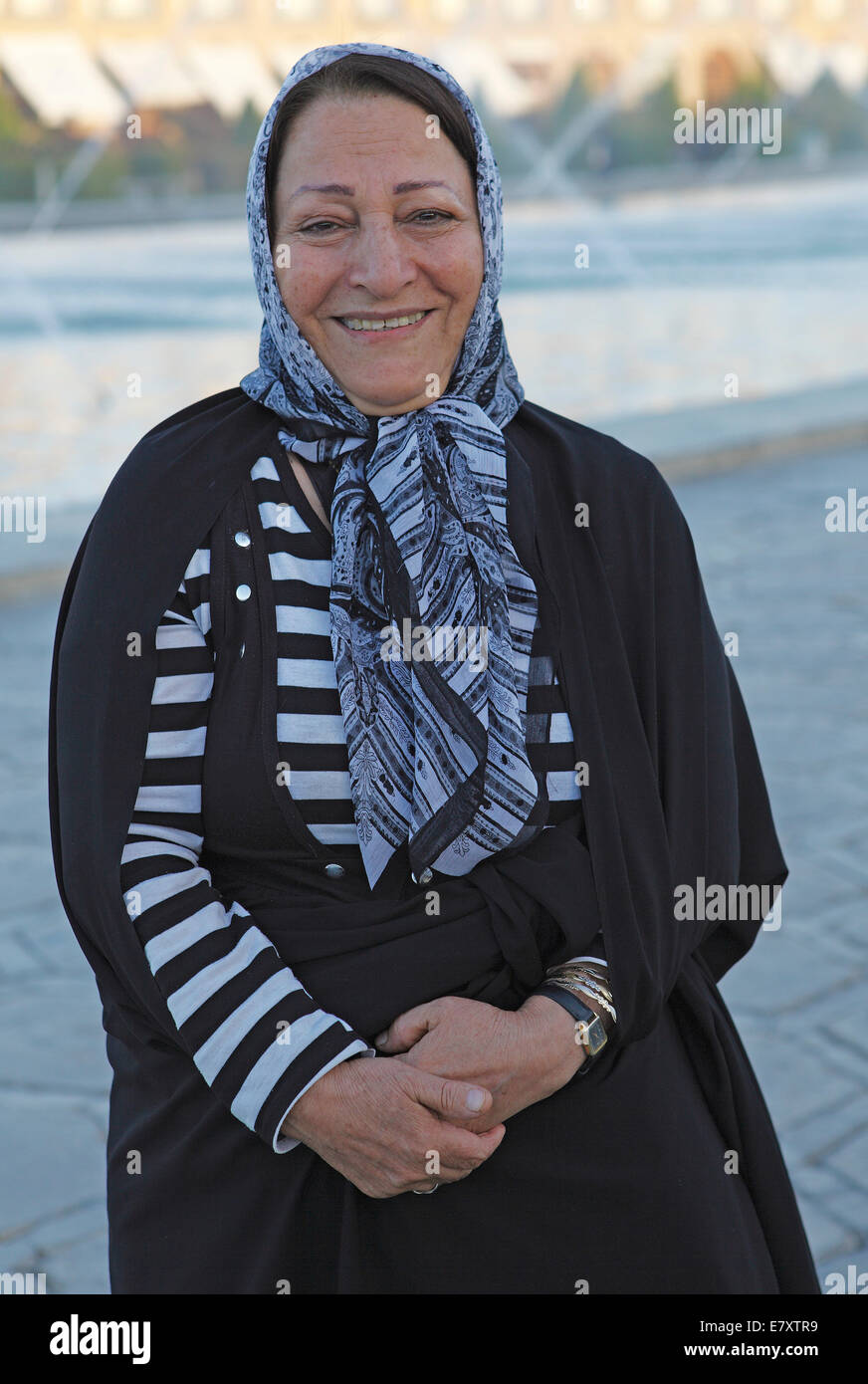 Iranische Frau trägt ein Kopftuch, Isfahan, Provinz Isfahan, Persien, Iran Stockfoto