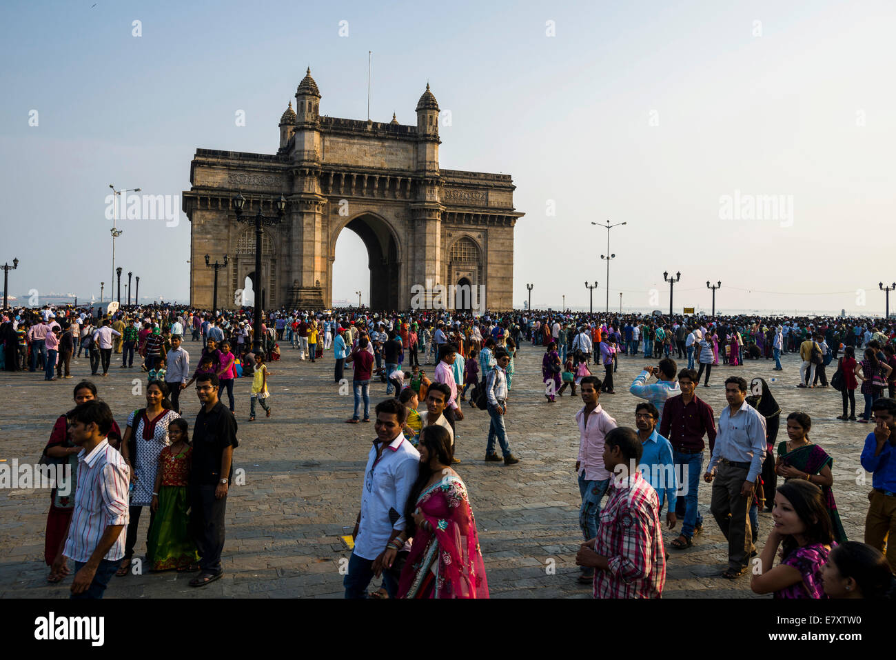 Scharen von Besuchern vor dem Gateway of India, Colaba, Mumbai, Maharashtra, Indien Stockfoto