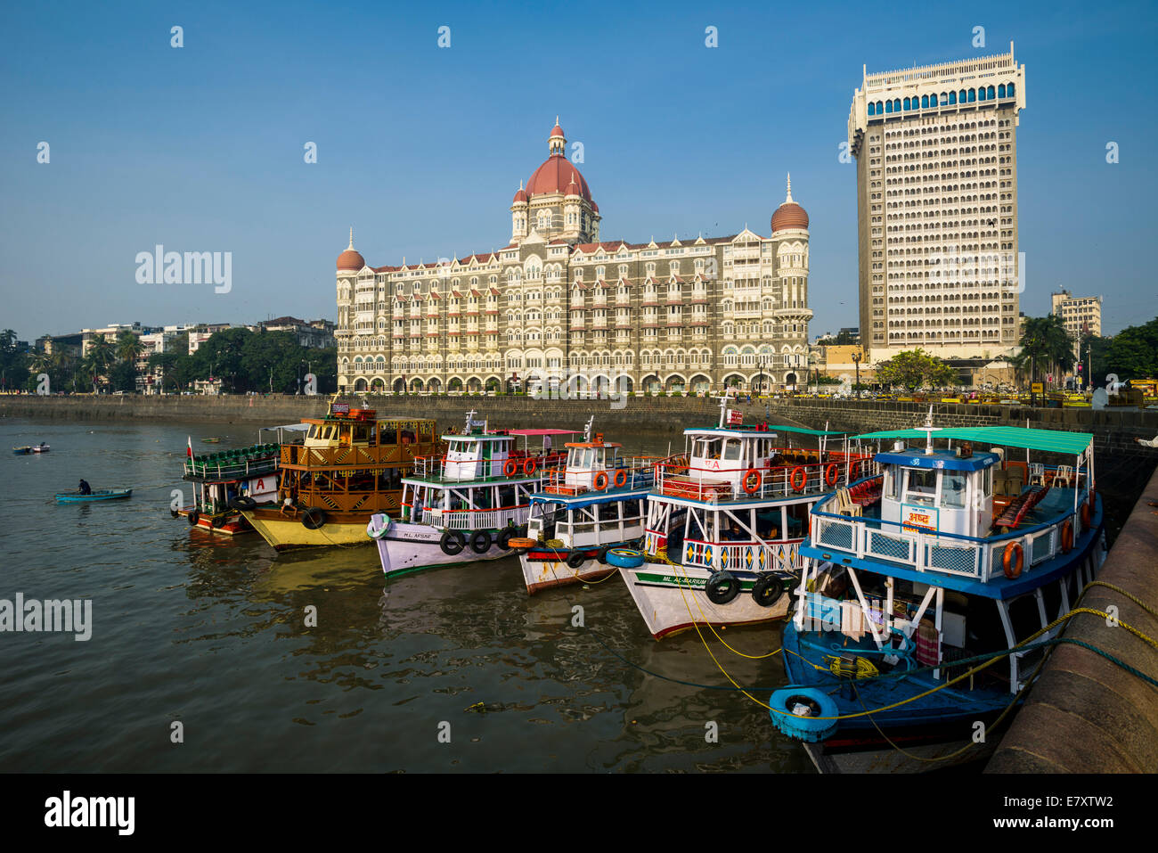 Fähren ankern im Hafen vor Taj Mahal Palace Hotel, Colaba, Mumbai, Maharashtra, Indien Stockfoto