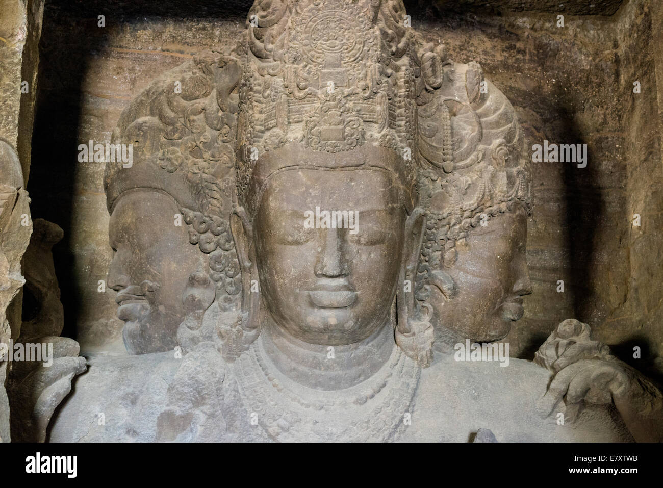 Die 3 Gesichter des Shiva, geschnitzt aus festem Gestein, innerhalb der Haupthöhle auf Elephanta Insel, Mumbai, Maharashtra, Indien Stockfoto