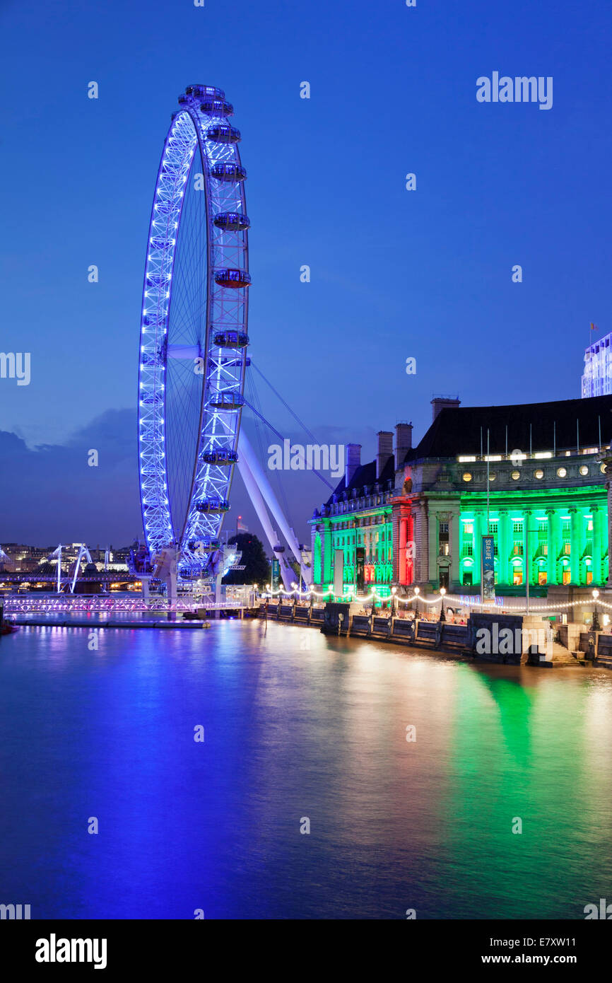 Riesenrad London Eye und der County Hall, London Aquarium auf dem Fluss Themse, South Bank, London, England, Vereinigtes Königreich Stockfoto
