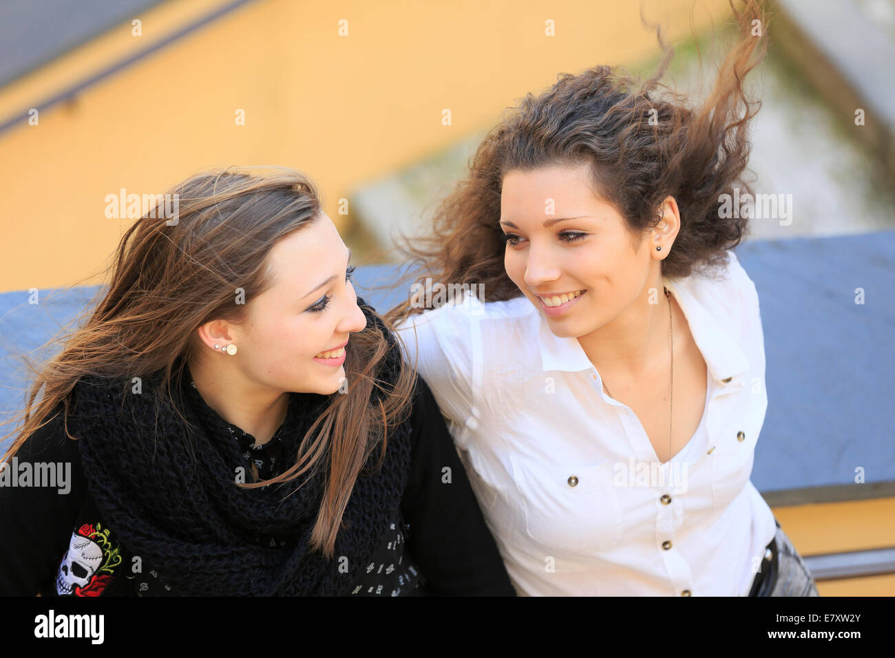 Zwei Freundinnen, Teenager, lehnte sich gegen das Geländer einer Treppe Lächeln einander an, Menton, Alpes-Maritimes Stockfoto