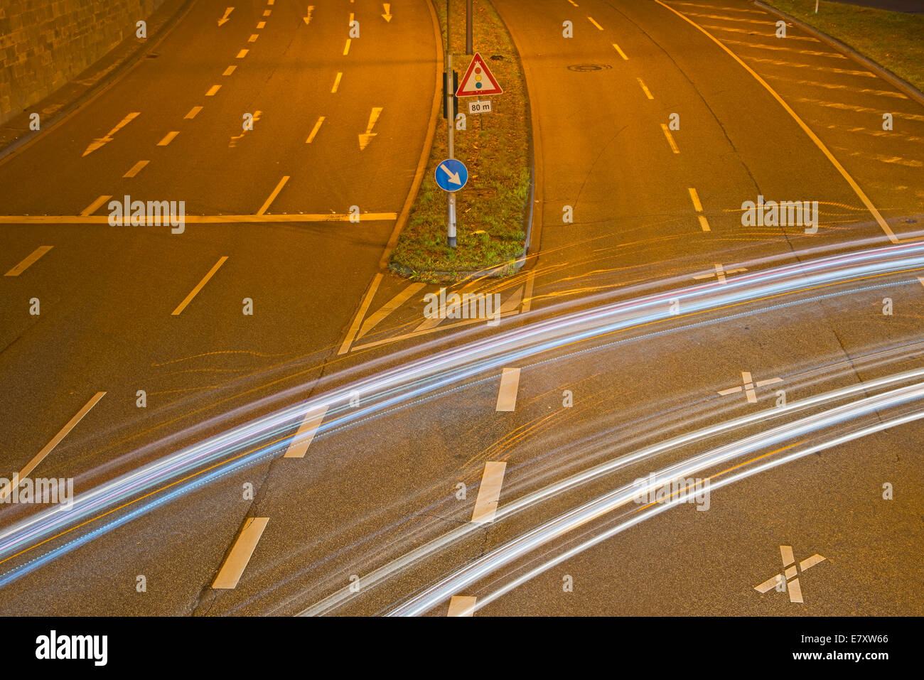 Lichtspuren links drehen Fahrzeuge, Köln, Nordrhein-Westfalen, Deutschland Stockfoto