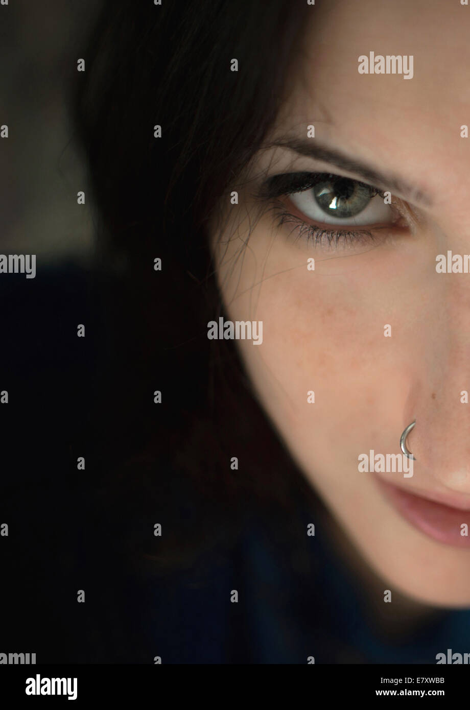 Porträt einer jungen hip-Frau mit einem Nasenring Stockfoto