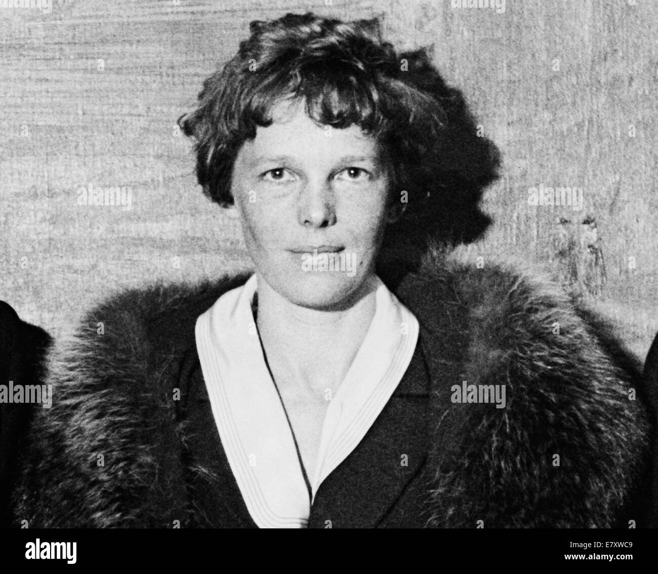 Vintage-Foto der amerikanischen Luftfahrtpionierin und Autorin Amelia Earhart (1897 – 1939 für tot erklärt) – Earhart und ihr Navigator Fred Noonan verschwanden 1937 bekanntermaßen, als sie versuchte, das erste Weibchen zu werden, das einen Rundflug über den Globus absolvierte. Foto aus dem Jahr 1932. Stockfoto