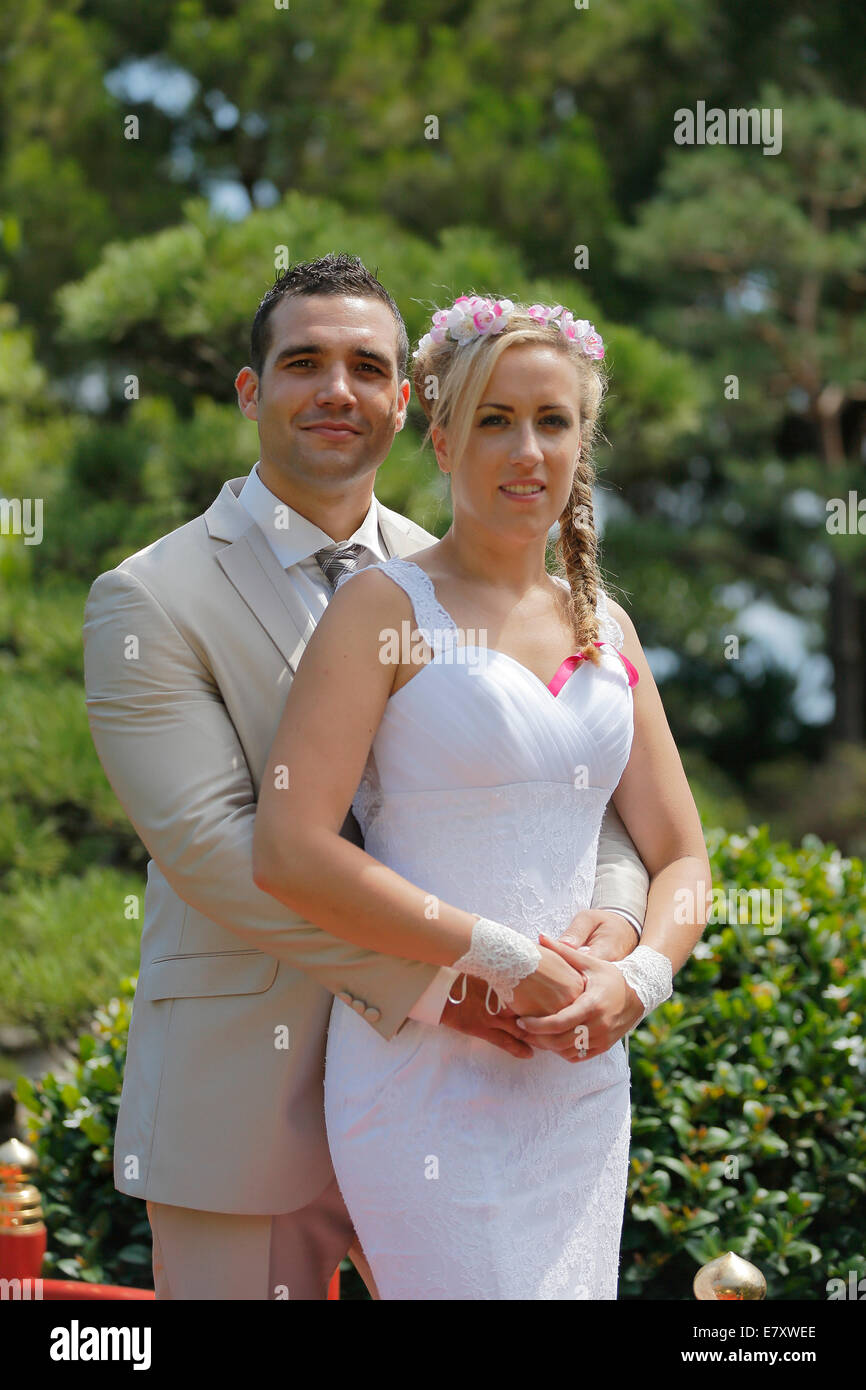 Braut und Bräutigam in einem Park posiert Stockfoto