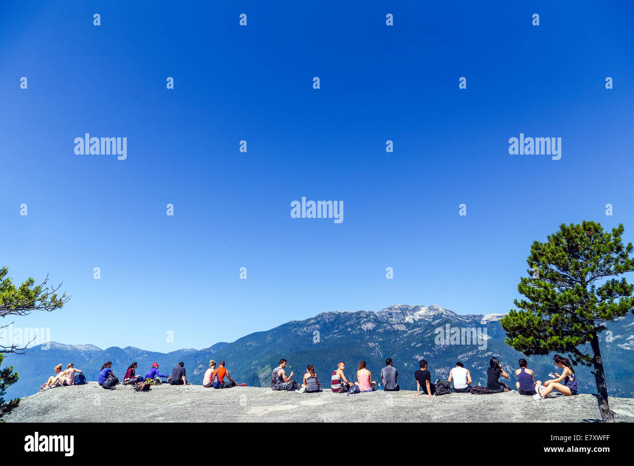 Wanderer, die eine Pause in Stawamus Chief Provincial Park, Britisch-Kolumbien, Kanada Stockfoto