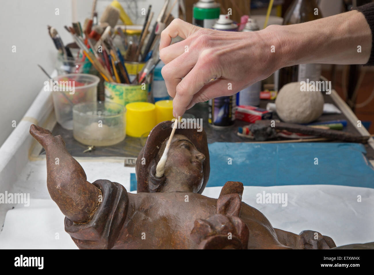 Restaurierung der St. Holz Statue - Detail der Hände bei der Arbeit Stockfoto