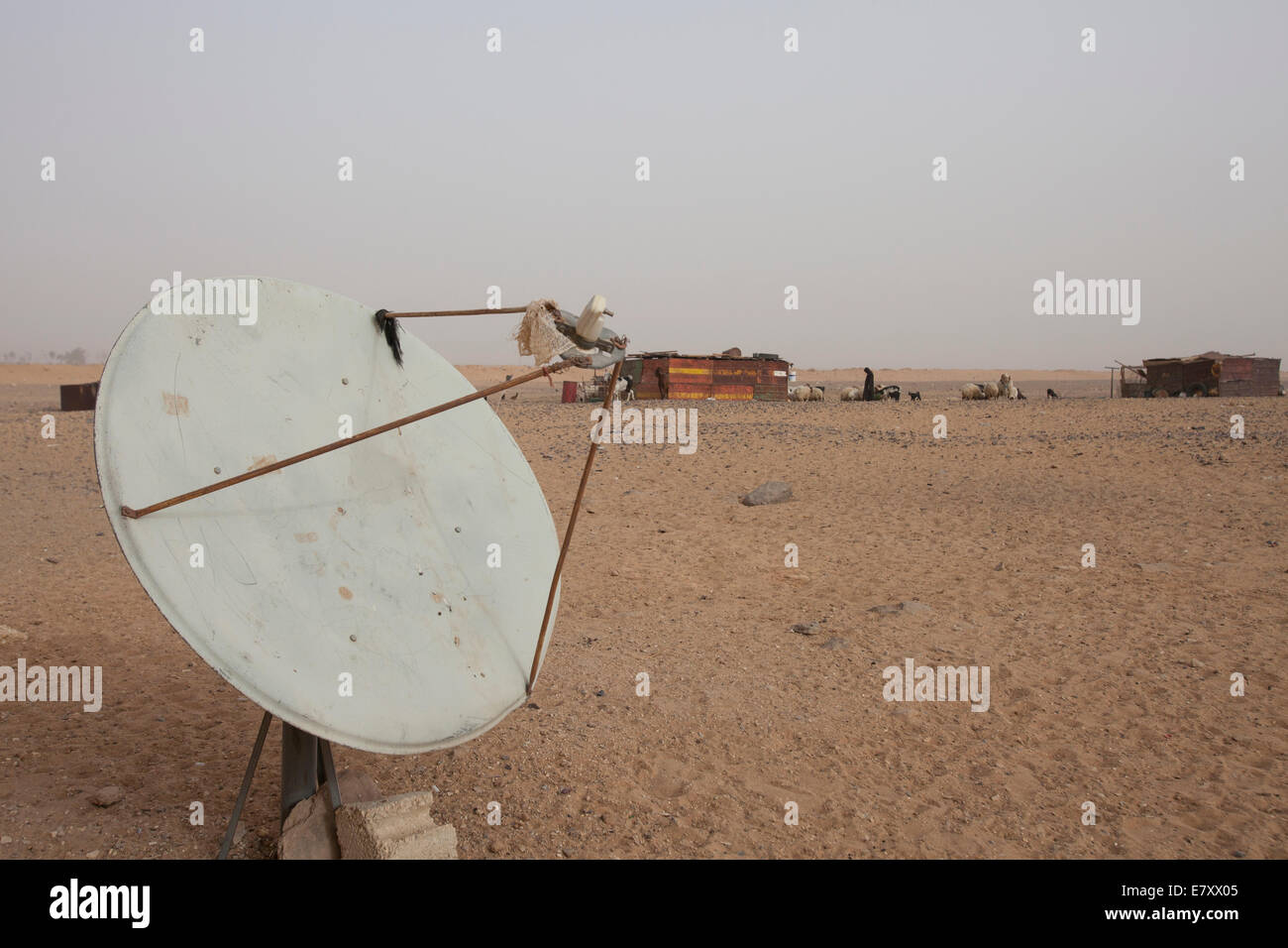 Eine Satellitenschüssel in einer Beduinensiedlung in Al Mudawwara Bereich die südlichste Siedlung in der Nähe der saudischen Grenze in Jordanien Stockfoto