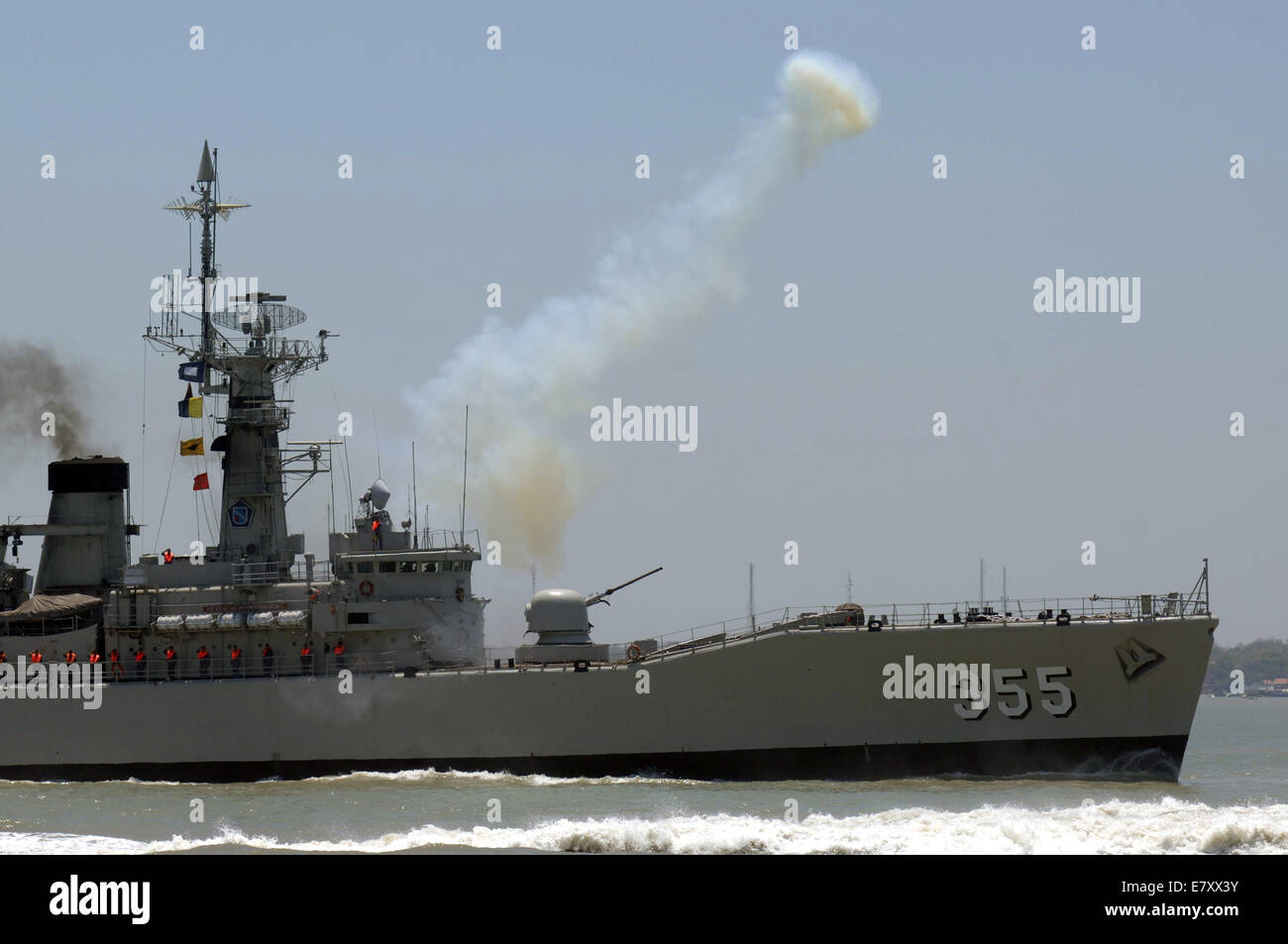 Surabaya, Indonesien. 25. Sep, 2014. KRI Abdul Halim Perdana Kusuma-355 Vierling Fregate Klasse Kriegsschiff durchführen Segeln über Vorbereitung für das Jubiläum des militärischen Indonesien oder Tentara Nasional Indonesia (TNI) im indonesischen Marine Eastern Fleet am 25. September 2014 in Surabaya, Ost-Java, Indonesien. TNI-Jubiläum am 5. Oktober 2014 stattfinden wird, eine massive festlich und mit der ganzen Kraft der wichtigsten Werkzeuge von Waffensystemen der Indonesien Marine, Indonesien Armee und Luftwaffe Indonesien. Bildnachweis: Sijori Bilder/ZUMA Draht/Alamy Live-Nachrichten Stockfoto